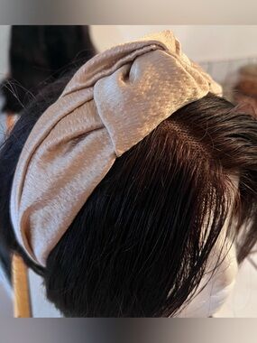 Jennifer Behr satin Knotted Headband in Beige